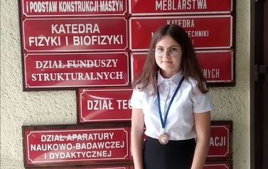 Patrycja przed  gmachem Kolegium