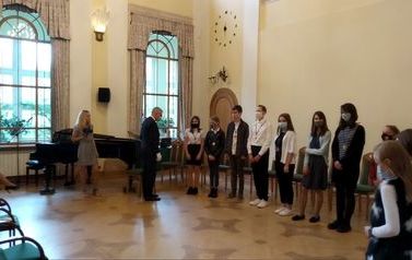 moment wręczania medali przez Wielkopolskiego  Kuratora  światy