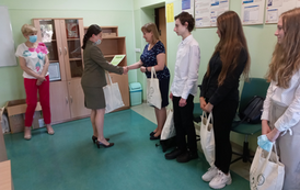 Moment wręcznia podziekowań dla  opiekuna zespołu 