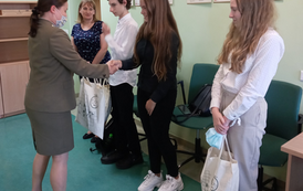 Moment wręcznia nagr&oacute;d uczestnikom finału 