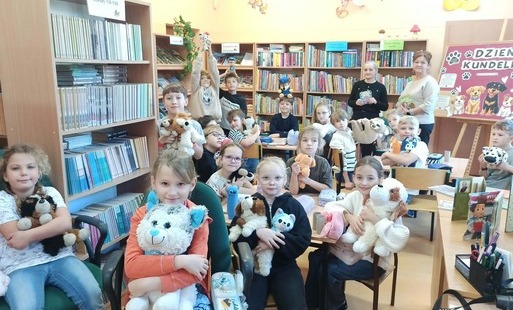 Zdjęcie do Dzień Kundelka w bibliotece szkolnej