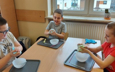 Zdjęcie do &bdquo;Kr&oacute;lestwo slim&oacute;w&rdquo; - udział uczni&oacute;w klasy IIa i  IIb w warsztatach prowadzonych przez KidsLab  - fotorelacja