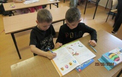 Zdjęcie do 6&ndash; latki na lekcji w klasie III