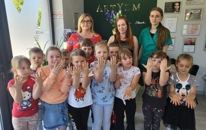 Zdjęcie do Wizyta 6-latk&oacute;w w salonie  kosmetycznym